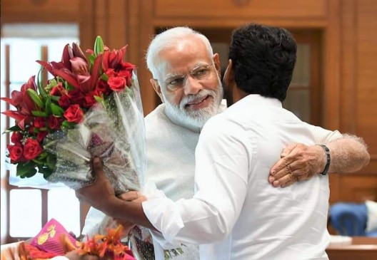 दिल्ली: पीएम से मिले जगन मोहन रेड्डी, मोदी ने गले लगाकर दी जीत की बधाई दिल्ली: पीएम से मिले जगन मोहन रेड्डी, मोदी ने गले लगाकर दी जीत की बधाई