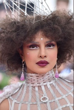 मेट गाला 2019: प्रियंका का बोल्ड स्टनिंग लुक, पति के साथ दिए रोमांटिक पोज मेट गाला 2019: प्रियंका का बोल्ड स्टनिंग लुक, पति के साथ दिए रोमांटिक पोज