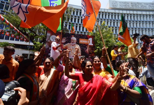 जीत की खुशी बांटने मातोश्री पहुंचे भाजपाई, उद्धव ने राज की खिल्ली उड़ाई, सीएम बोलो- अब मिलकर लड़ेंगे विधानसभा चुनाव जीत की खुशी बांटने मातोश्री पहुंचे भाजपाई, उद्धव ने राज की खिल्ली उड़ाई, सीएम बोलो- अब मिलकर लड़ेंगे विधानसभा चुनाव