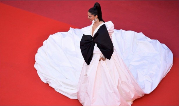 Cannes 2019: रेड कारपेट पर भारतीय एक्ट्रेस का जलवा, मुड़ मुड़ देख रहे लोग Cannes 2019: रेड कारपेट पर भारतीय एक्ट्रेस का जलवा, मुड़ मुड़ देख रहे लोग