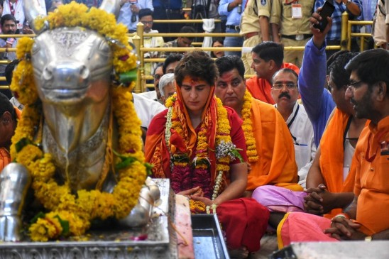 उज्जैन के महाकालेश्वर मंदिर में कांग्रेस महासचिव प्रियंका गांधी ने की पूजा उज्जैन के महाकालेश्वर मंदिर में कांग्रेस महासचिव प्रियंका गांधी ने की पूजा