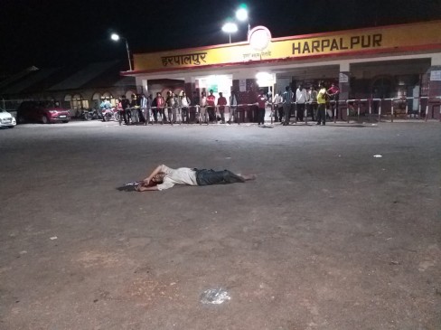 रेलवे स्टेशन के बाहर सौ रहे युवक को बस ने कुचला, मौत  