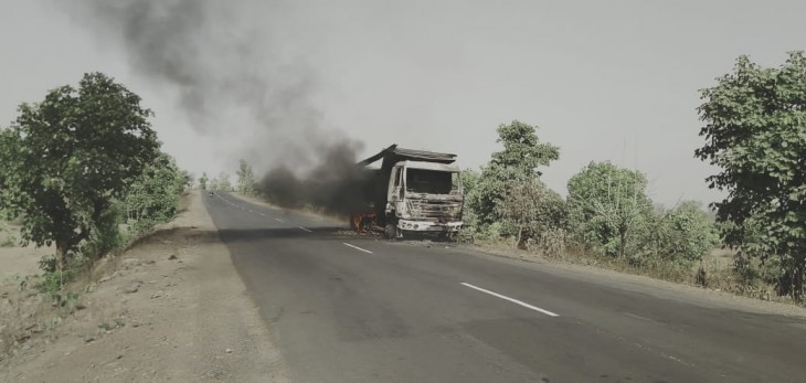 आग का गोला बन गया सड़क पर दौड़ता ट्रक, ड्रायवर ने कूदकर जान बचाई 