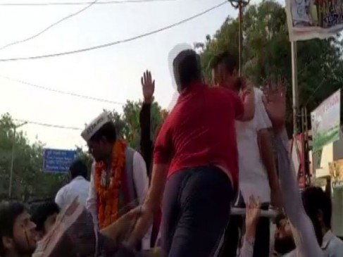 केजरीवाल को फिर पड़ा तमाचा, दिल्ली में रोड शो के दौरान युवक ने किया हमला