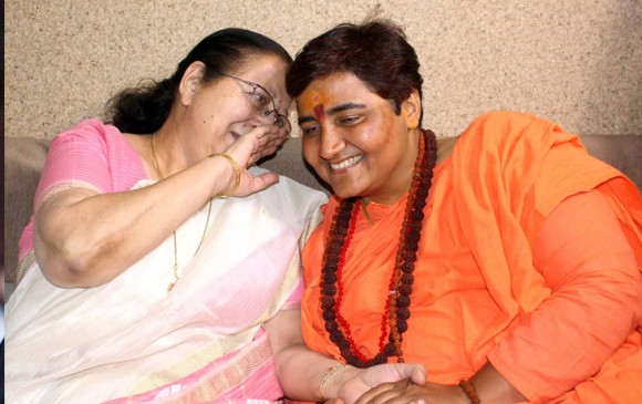 सुमित्रा ताई ने कहा - करकरे ने गलत किया है तो बोलने में हर्ज नहीं, दिग्विजय ने किया पलटवार