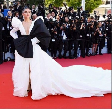Cannes 2019: रेड कारपेट पर भारतीय एक्ट्रेस का जलवा, मुड़ मुड़ देख रहे लोग Cannes 2019: रेड कारपेट पर भारतीय एक्ट्रेस का जलवा, मुड़ मुड़ देख रहे लोग