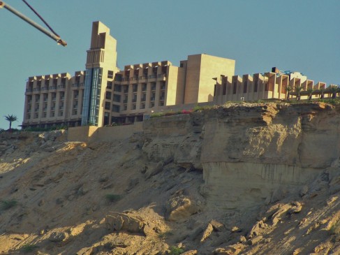 पाकिस्तान: CPEC के पास फाइव स्टार होटल में घुसे 3 आतंकी, सिक्योरिटी गार्ड को गोली मारी