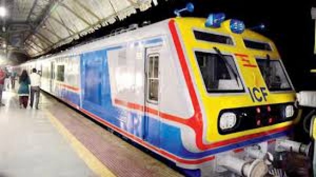 मुंबई : गर्मी ने बढ़ाई देश की इकलौती एसी लोकल ट्रेन की कमाई