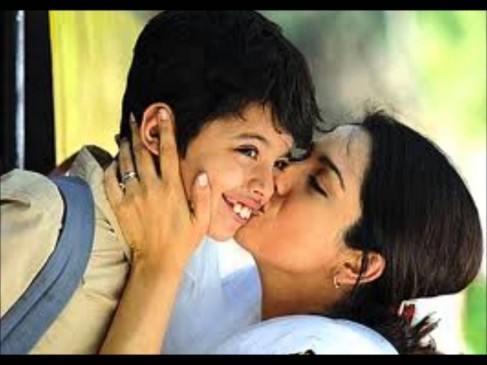 Mother's day: हंसी, खुशी और इमोशन भरे इन गानों में झलकता है मां का प्यार Mother's day: हंसी, खुशी और इमोशन भरे इन गानों में झलकता है मां का प्यार