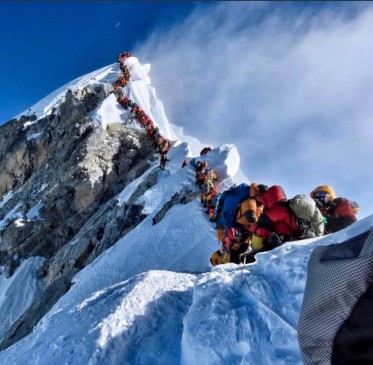एवरेस्ट पर सेल्फी लेने की मची होड़, दुनिया की सबसे ऊंची चोटी को बना दिया चिड़ियाघर
