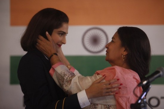 Mother's day: हंसी, खुशी और इमोशन भरे इन गानों में झलकता है मां का प्यार Mother's day: हंसी, खुशी और इमोशन भरे इन गानों में झलकता है मां का प्यार