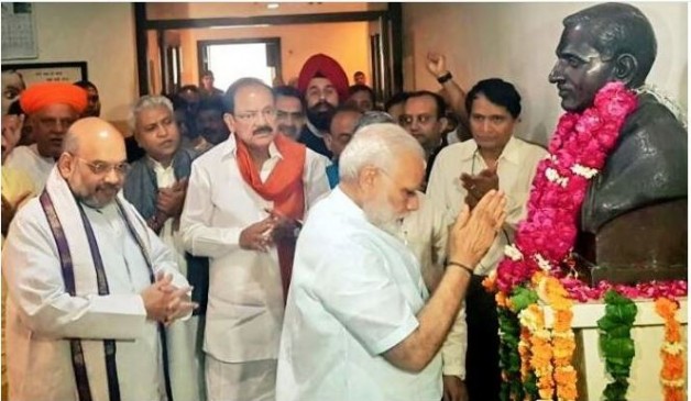 Fake News: क्या पीएम मोदी ने नाथूराम गोडसे की मूर्ति पर माल्यार्पण किया ?