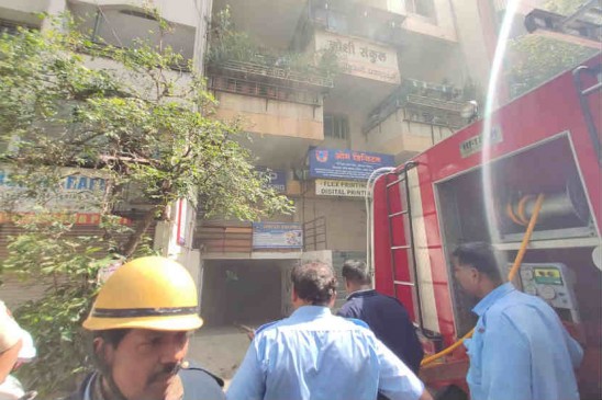 धुएं का गुबार : इमारत में लगी आग, लोगों का घुटने लगा दम, दमकलकर्मियों ने सभी को सुरक्षित बाहर निकाला धुएं का गुबार : इमारत में लगी आग, लोगों का घुटने लगा दम, दमकलकर्मियों ने सभी को सुरक्षित बाहर निकाला