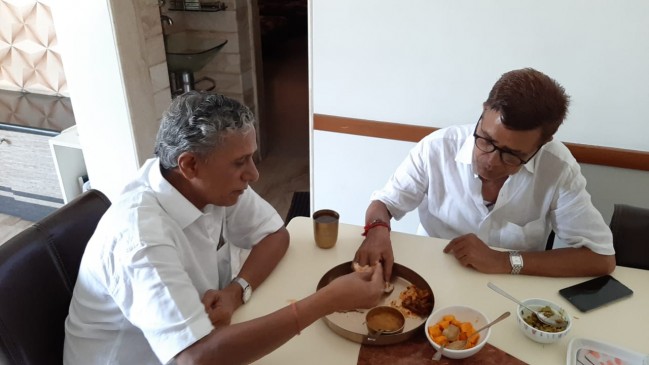 चोट लगे तुझको तो दर्द मुझे होता है : 50 साल से एक ही थाली में खाना खा रहे दो सगे भाई चोट लगे तुझको तो दर्द मुझे होता है : 50 साल से एक ही थाली में खाना खा रहे दो सगे भाई