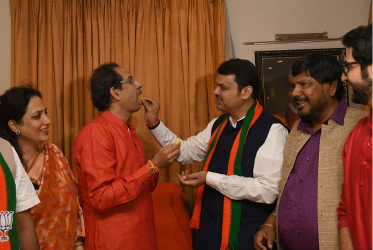 जीत की खुशी बांटने मातोश्री पहुंचे भाजपाई, उद्धव ने राज की खिल्ली उड़ाई, सीएम बोलो- अब मिलकर लड़ेंगे विधानसभा चुनाव जीत की खुशी बांटने मातोश्री पहुंचे भाजपाई, उद्धव ने राज की खिल्ली उड़ाई, सीएम बोलो- अब मिलकर लड़ेंगे विधानसभा चुनाव