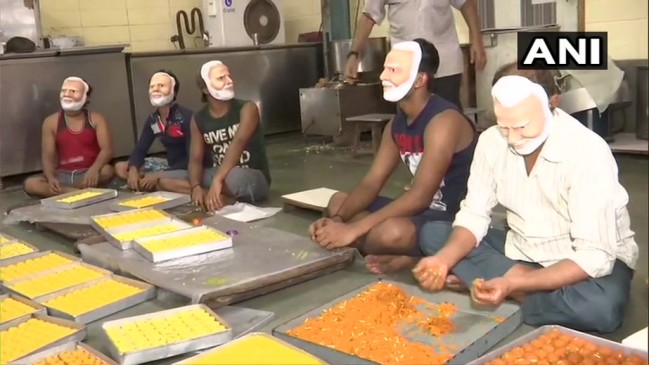 मुंबई : बीजेपी ने दिया 2000 किलो स्वीट्स का ऑर्डर, मोदी मास्क पहनकर तैयार हो रहे लड्डू