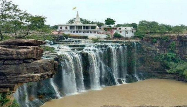 शिवपुरी के इस झरने में नहाने से बनते हैं रिश्ते और भी मजबूत