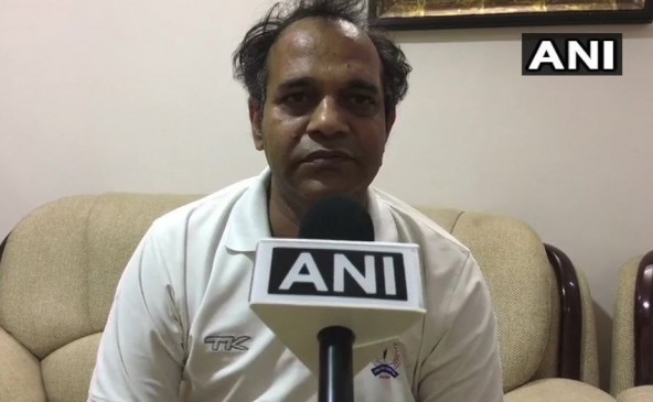 MP: इंदौर में IT अधिकारी ने मुंह से पानी पिलाकर बचाई सांप की जान MP: इंदौर में IT अधिकारी ने मुंह से पानी पिलाकर बचाई सांप की जान