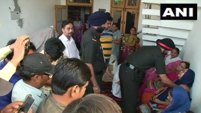 शहीद मेजर केतन शर्मा को राजनाथ सिंह ने दी श्रद्धांजलि, गम में डूबा परिवार शहीद मेजर केतन शर्मा को राजनाथ सिंह ने दी श्रद्धांजलि, गम में डूबा परिवार