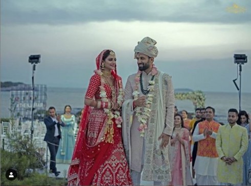 सांसद नुसरत जहां बंधी शादी के बंधन में, बिजनेसमैन निखिल जैन संग लिए सात फेरे सांसद नुसरत जहां बंधी शादी के बंधन में, बिजनेसमैन निखिल जैन संग लिए सात फेरे