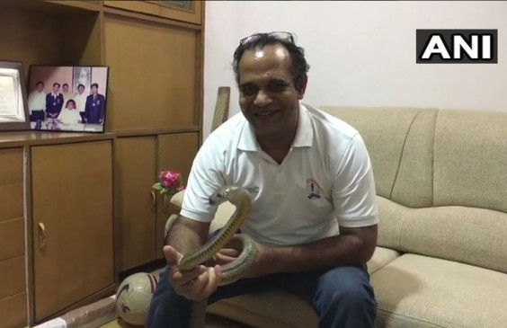 MP: इंदौर में IT अधिकारी ने मुंह से पानी पिलाकर बचाई सांप की जान MP: इंदौर में IT अधिकारी ने मुंह से पानी पिलाकर बचाई सांप की जान