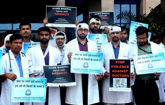 डॉक्टर हड़ताल : दिल्ली AIIMS के डॉक्टरों ने ममता को दिया 48 घंटे का अल्टीमेटम डॉक्टर हड़ताल : दिल्ली AIIMS के डॉक्टरों ने ममता को दिया 48 घंटे का अल्टीमेटम
