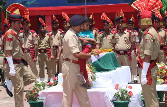 शहीद मेजर केतन शर्मा को राजनाथ सिंह ने दी श्रद्धांजलि, गम में डूबा परिवार शहीद मेजर केतन शर्मा को राजनाथ सिंह ने दी श्रद्धांजलि, गम में डूबा परिवार