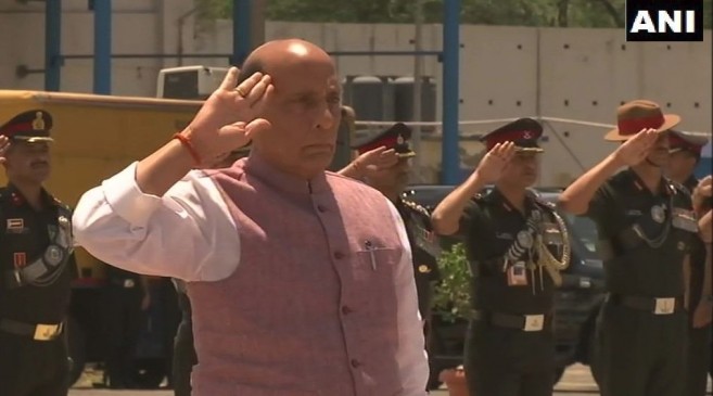 शहीद मेजर केतन शर्मा को राजनाथ सिंह ने दी श्रद्धांजलि, गम में डूबा परिवार शहीद मेजर केतन शर्मा को राजनाथ सिंह ने दी श्रद्धांजलि, गम में डूबा परिवार
