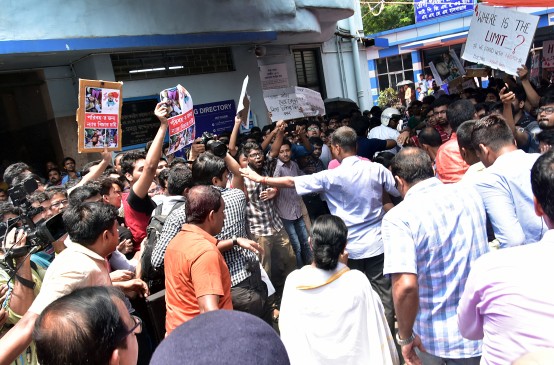 देशभर में डॉक्टरों की हड़ताल से बिगड़े हालात, 43 डॉक्टरों ने दिया इस्तीफा देशभर में डॉक्टरों की हड़ताल से बिगड़े हालात, 43 डॉक्टरों ने दिया इस्तीफा