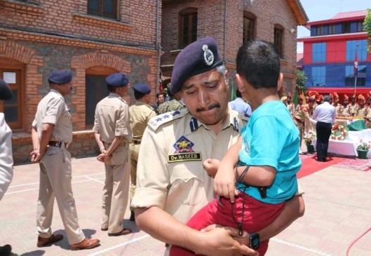 शहीद मेजर केतन शर्मा को राजनाथ सिंह ने दी श्रद्धांजलि, गम में डूबा परिवार शहीद मेजर केतन शर्मा को राजनाथ सिंह ने दी श्रद्धांजलि, गम में डूबा परिवार