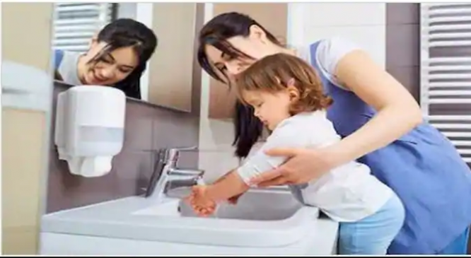 बच्चे को पहली बार स्कूल भेजते समय सिखाएं कुछ जरूरी आदतें बच्चे को पहली बार स्कूल भेजते समय सिखाएं कुछ जरूरी आदतें
