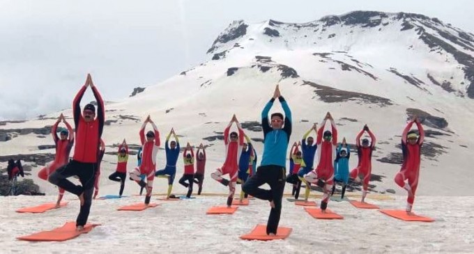 अंतर्राष्ट्रीय योग दिवस: जल, थल, बर्फ में योग, जानवरों ने भी लगाए आसन अंतर्राष्ट्रीय योग दिवस: जल, थल, बर्फ में योग, जानवरों ने भी लगाए आसन