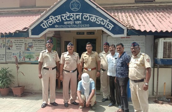 A fake police constable was arrested by the Lakadganj  police