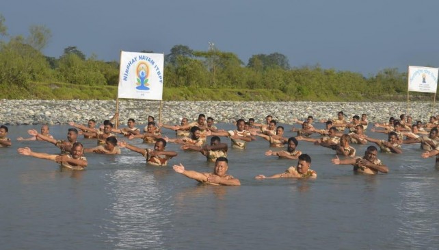 अंतर्राष्ट्रीय योग दिवस: जल, थल, बर्फ में योग, जानवरों ने भी लगाए आसन अंतर्राष्ट्रीय योग दिवस: जल, थल, बर्फ में योग, जानवरों ने भी लगाए आसन
