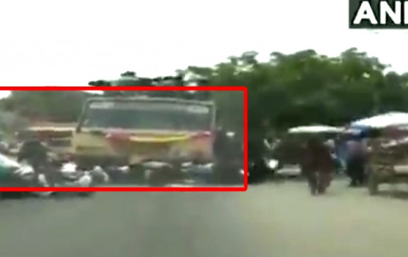 चलती बस में छत पर मना रहे थे Bus Day, ब्रेक लगते ही छत से गिरे दो दर्जन छात्र