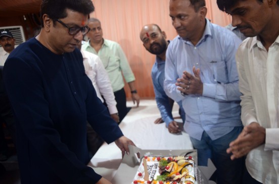राज ठाकरे के जन्मदिन पर काटा गया ईवीएम वाला केक