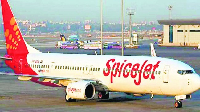 रात भर एयरपोर्ट में रहे यात्री, नागपुर डायवर्ट हुआ था स्पाइसजेट का विमान