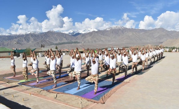 अंतर्राष्ट्रीय योग दिवस: जल, थल, बर्फ में योग, जानवरों ने भी लगाए आसन अंतर्राष्ट्रीय योग दिवस: जल, थल, बर्फ में योग, जानवरों ने भी लगाए आसन