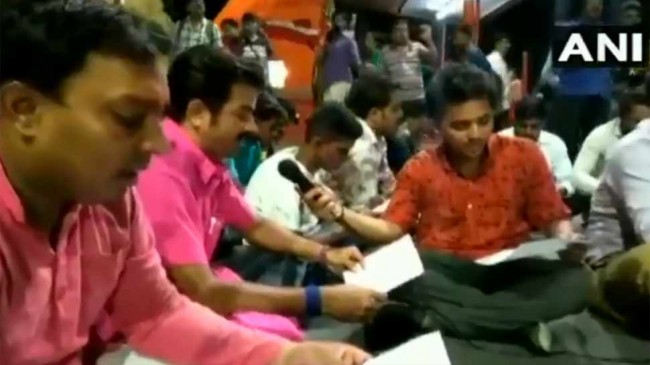 बंगाल: सड़क पर नमाज पढ़ने का विरोध, सड़क पर किया हनुमान चालीसा का पाठ