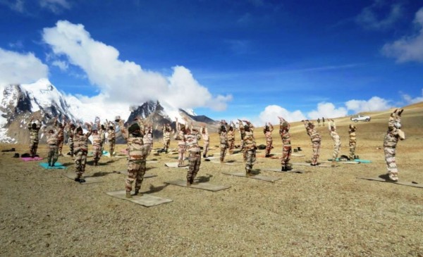 अंतर्राष्ट्रीय योग दिवस: जल, थल, बर्फ में योग, जानवरों ने भी लगाए आसन अंतर्राष्ट्रीय योग दिवस: जल, थल, बर्फ में योग, जानवरों ने भी लगाए आसन