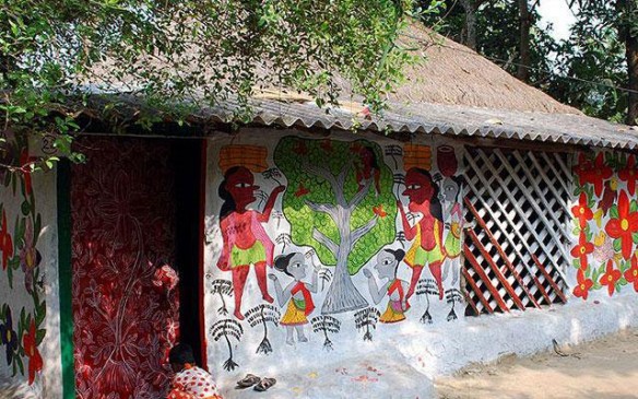 अपनी अनोखी कलाकृति के लिए चर्चा में है ये गांव