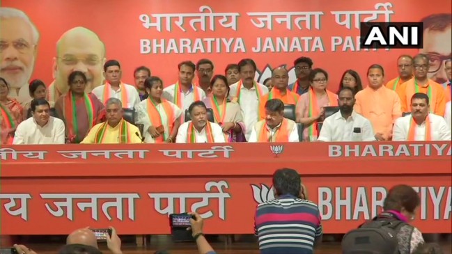 ममता बनर्जी को लगा एक और झटका, नौपारा विधायक और 12 पार्षद बीजेपी में शामिल