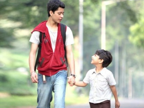 Father's Day 2019: पिता और पुत्र के साइलेंट लव पर आधारित बॉलीवुड की ये फिल्में Father's Day 2019: पिता और पुत्र के साइलेंट लव पर आधारित बॉलीवुड की ये फिल्में