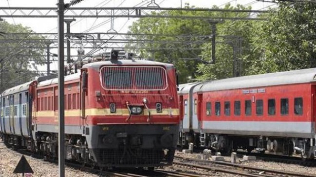 ट्रेनों में मसाज सेवा शुरू होने से पहले ही बंद, विरोध के बाद प्रस्ताव वापस
