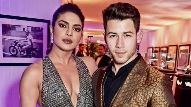 Happy B'day Priyanka: प्रियंका के जिद्दी दिल ने बनाया उन्हें देसी गर्ल, स्पेशल तरीके से फैंस कर रहे विश Happy B'day Priyanka: प्रियंका के जिद्दी दिल ने बनाया उन्हें देसी गर्ल, स्पेशल तरीके से फैंस कर रहे विश
