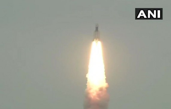 चंद्रयान-2 लॉन्च, तस्वीरों और वीडियो में देखिए ISRO का 'मिशन मून' चंद्रयान-2 लॉन्च, तस्वीरों और वीडियो में देखिए ISRO का 'मिशन मून'