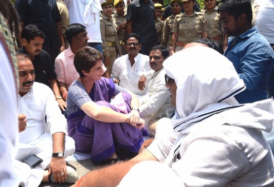सोनभद्र: इंदिरा की राह पर प्रियंका? 'बेलछी नरसंहार' से हो रही है तुलना सोनभद्र: इंदिरा की राह पर प्रियंका? 'बेलछी नरसंहार' से हो रही है तुलना