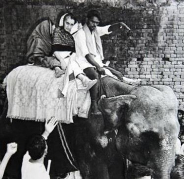 सोनभद्र: इंदिरा की राह पर प्रियंका? 'बेलछी नरसंहार' से हो रही है तुलना सोनभद्र: इंदिरा की राह पर प्रियंका? 'बेलछी नरसंहार' से हो रही है तुलना