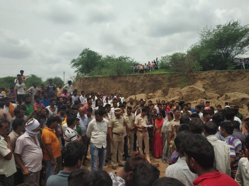 खदान धंसने से तीन मजदूरों की मौत खदान धंसने से तीन मजदूरों की मौत