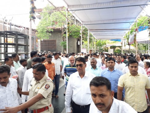 कर्नाटक कांग्रेस- जेडीएस के बागी विधायक साईं दरबार पहुंचे कर्नाटक कांग्रेस- जेडीएस के बागी विधायक साईं दरबार पहुंचे